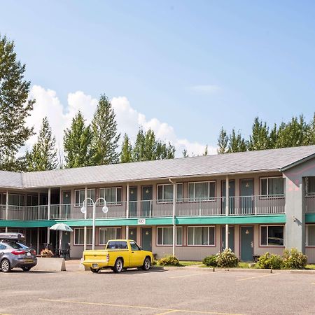 Super 8 By Wyndham Quesnel Bc Hotel Exterior photo