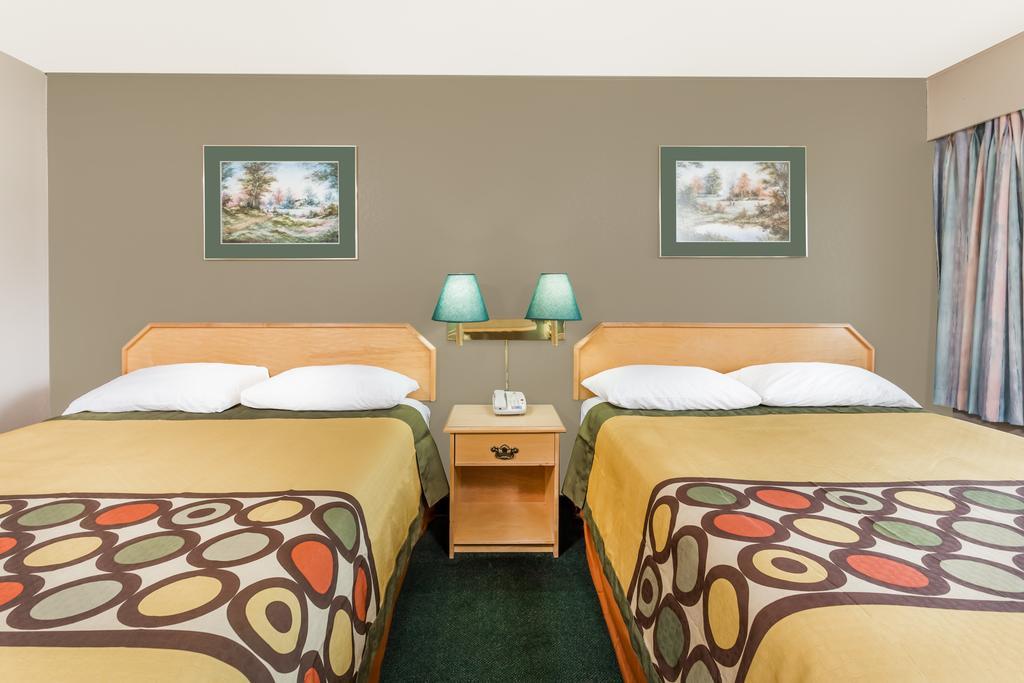 Super 8 By Wyndham Quesnel Bc Hotel Exterior photo