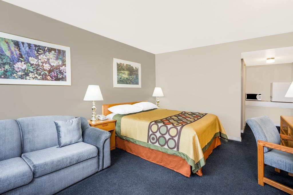 Super 8 By Wyndham Quesnel Bc Hotel Exterior photo